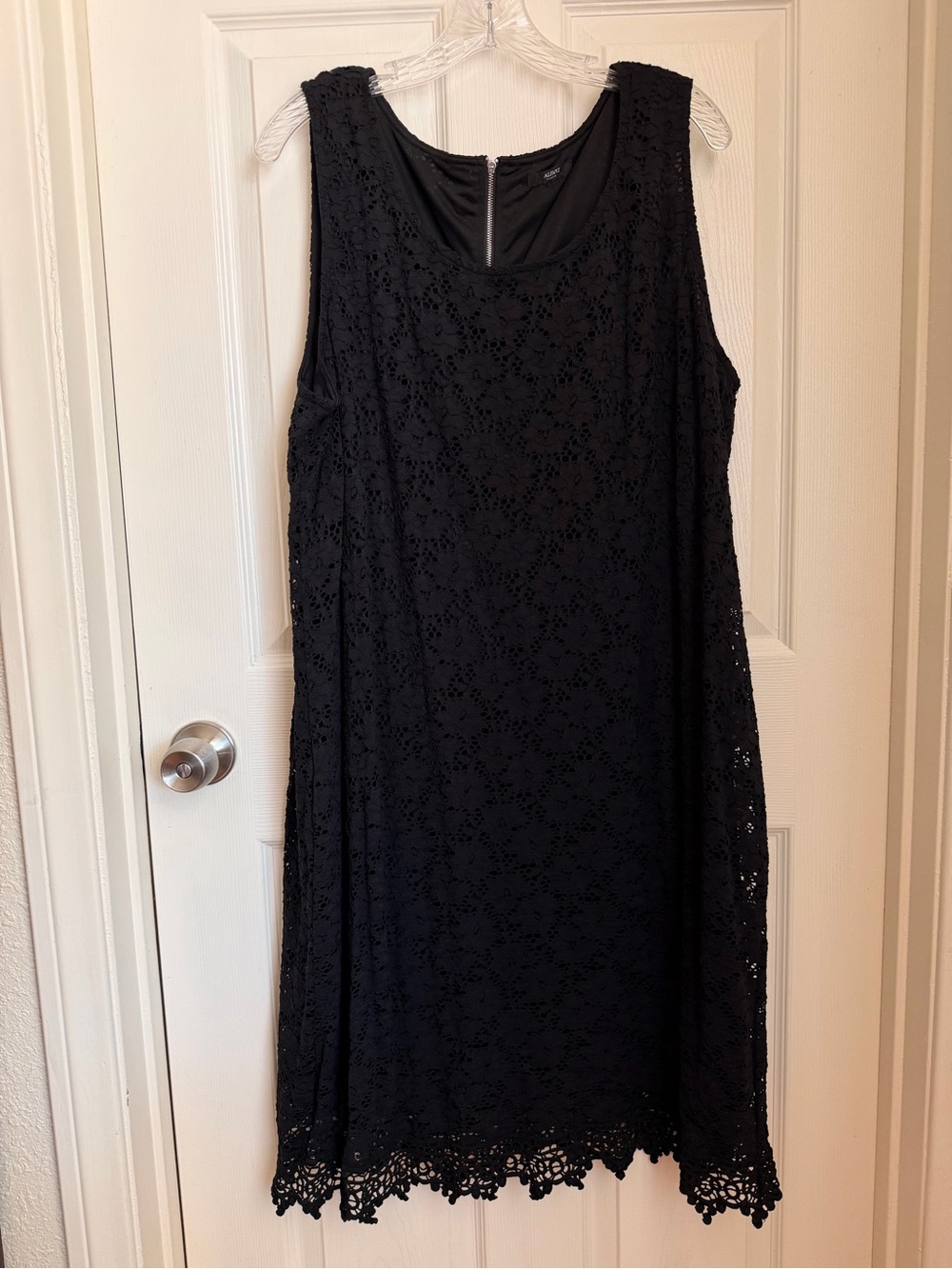 Alfani Black Lace Sleeveless Shift Dress
Scalloped Hem Size XL, NWOT